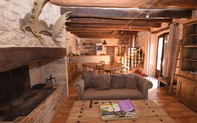 Authentic Castle in Bon-Encontre with Open Kitchen