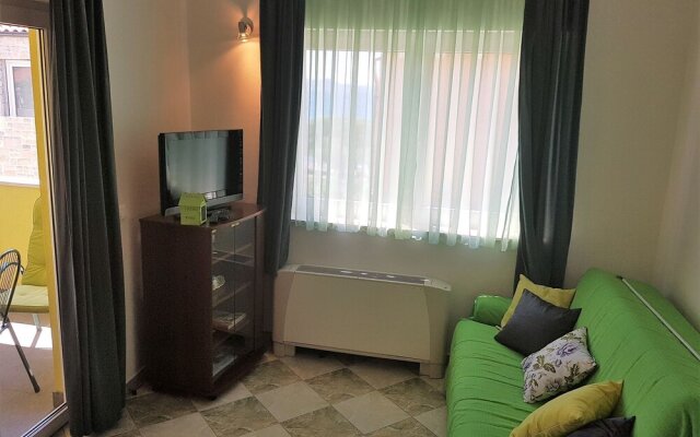 Comfortable Apartment with Coverd Balcony And Sea View, 50 Meters From the Beach