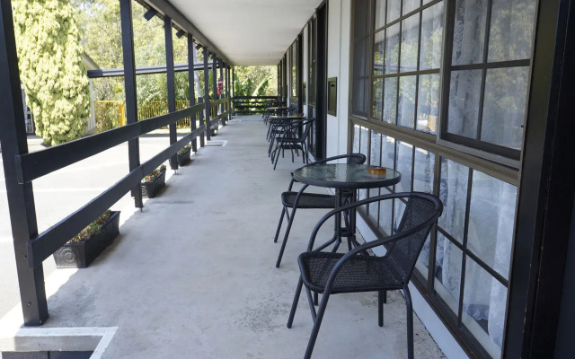Highway Motor Inn