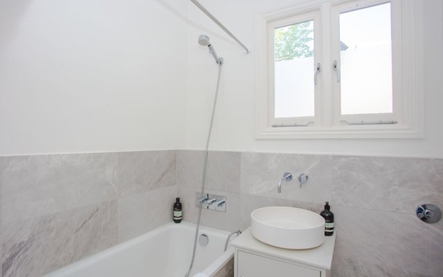 Modern & Spacious 2 Bedroom Flat Near Clapham Common