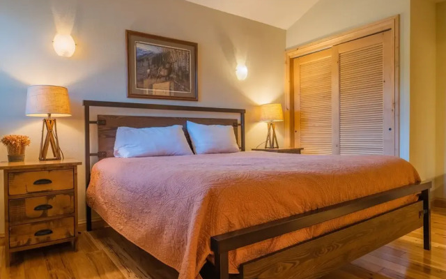 Private Home With A Beautiful Mountain Vista - Woods24 by RedAwning