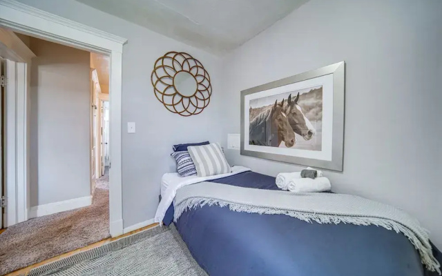 Pet-friendly Cleveland Townhome, 2 Mi to Downtown!