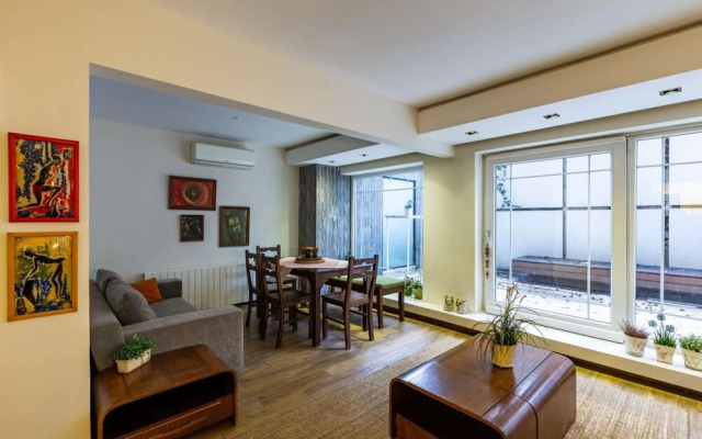 Stylish Flat With Backyard Near Malls in Besiktas