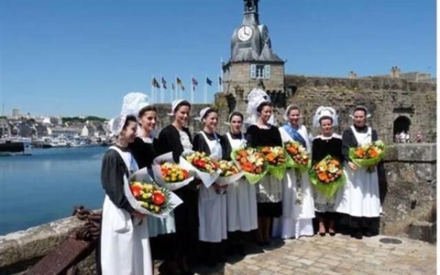 Concarneau Studio (Adults Only)