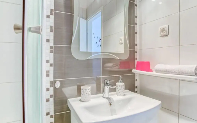 Simplistic Holiday Home in Sumartin near Sea Beach