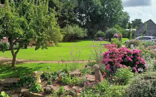 Romantic Chalet- Hot Tub- Games Room-stream-views