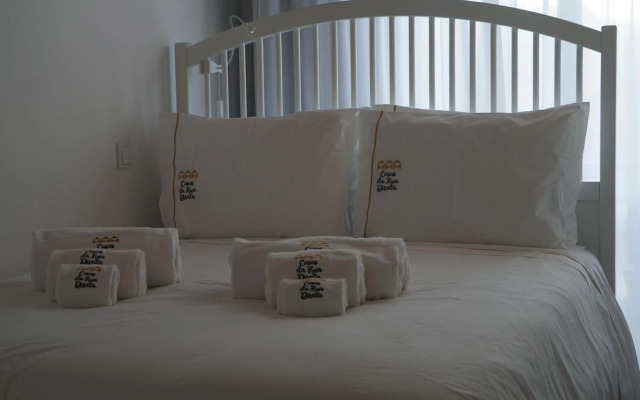 Modern house - air cond, free parking, breakfast