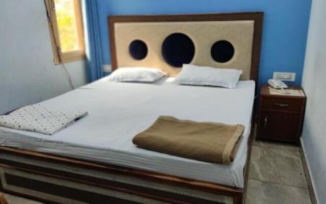 OYO 22238 Hotel Baaz