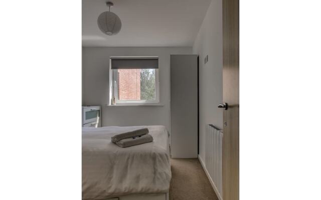 Large, Spacious and Modern apt for 4 in Manchester