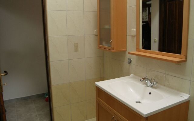 Easeful Pifar Apartment great location