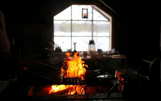 Isokenkäisten Klubi, Wilderness lodge