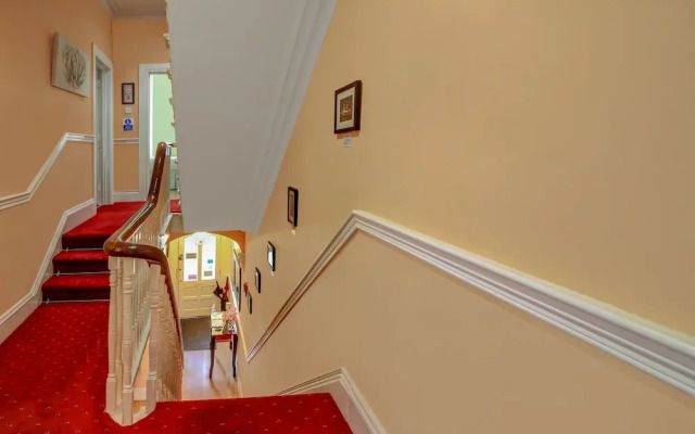 OYO Avenue House