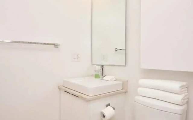 Lavish Suites - Luxury One Bedroom Condo