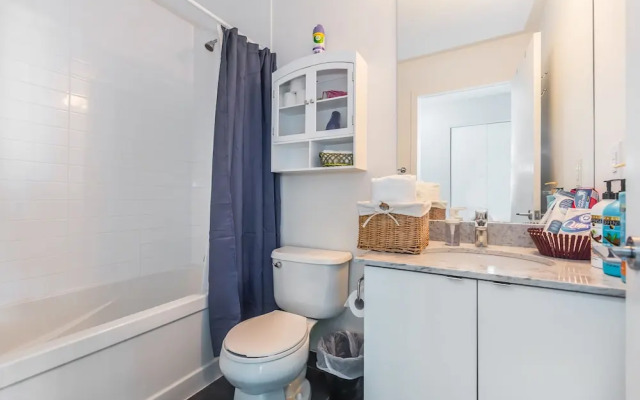 Panoramic Lakeview in a Luxury Downtown Oasis