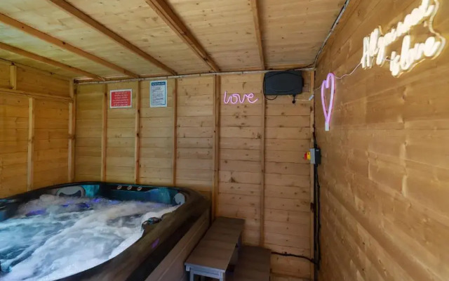 Family Holiday Home With Hot Tub Sleeps 8