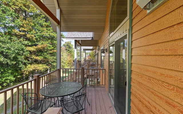 Gull Lake All-season Getaway w/ Private Deck