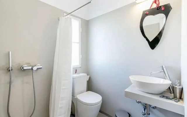 Spacious Apartment in Plaka Athens A3