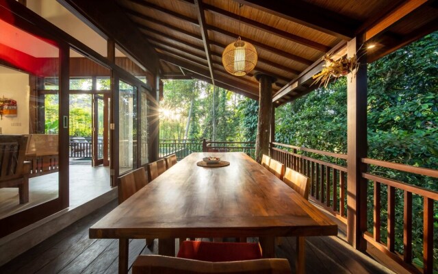 Jungle Wooden Villa, 3 BR, Ubud With Staff