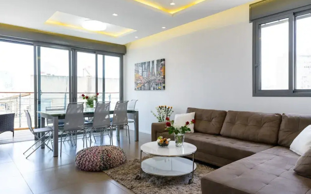 Comfort 3BR & Balcony by FeelHome