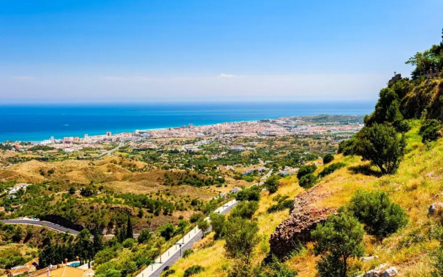 Calahonda Elegance With Pool And Sea View