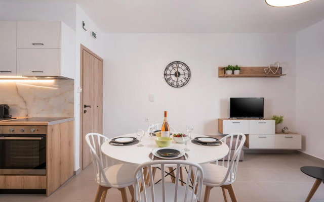 INDIGO BLUE Seaside Deluxe Apartments