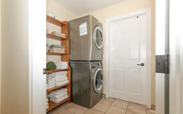 LUXURIOUS 5-Br Acreage | Year-Round Heated Pool & HotTub | Mtn View | Pool Table