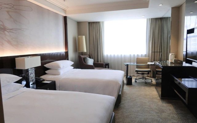 Renaissance Shanghai Pudong Hotel - Image 5