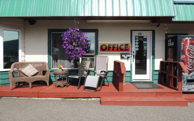 100 Mile Motel & RV Park