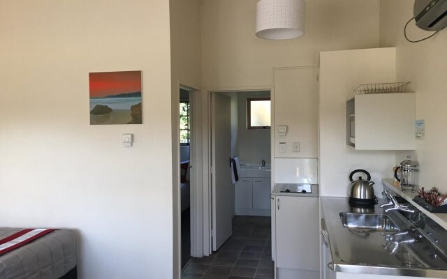 Colonial Lodge Motel