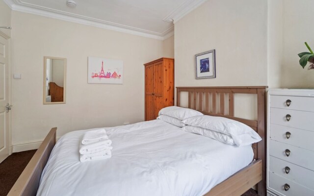 4 Bed Homely Retreat - Wolverhampton