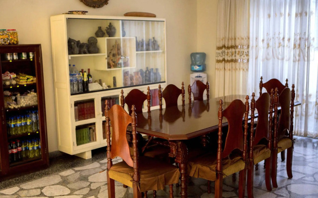 LYNIK La Casa de Blanca