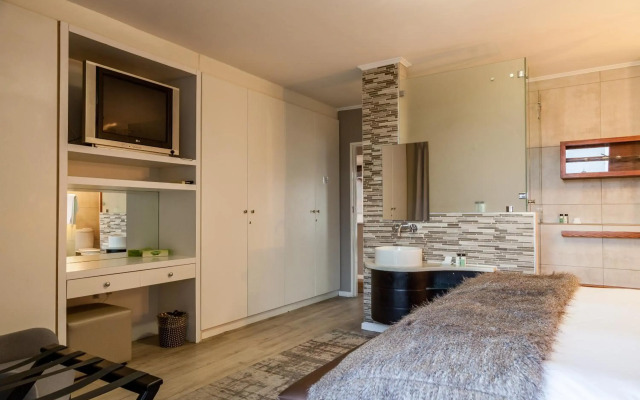 Island Club Hotel & Apartments