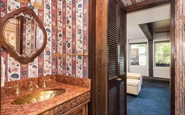 3 BR Penthouse w Hot-tub -mountain Views