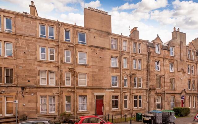 Cosy 1 Bedroom Flat With View of Union Canal