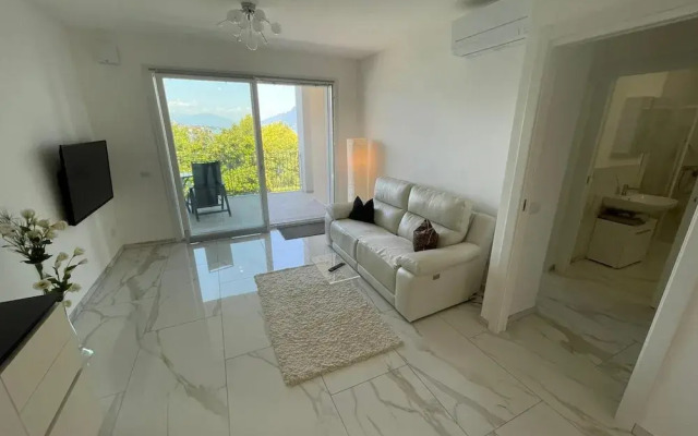 Isole Apartment With Pool and Lake View in Baveno