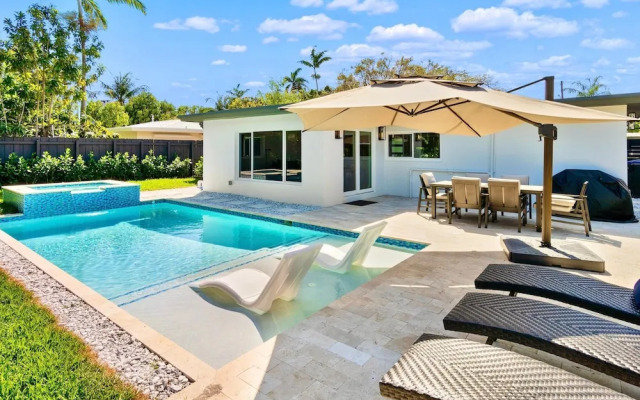Stunning Poolside Luxury Retreat