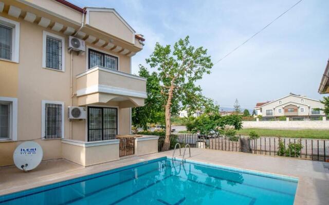 Sahile Yakın Havuzlu Villa 6+2 kişilik