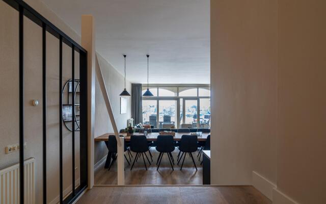 Luxury apartment overlooking the marina for 10 people