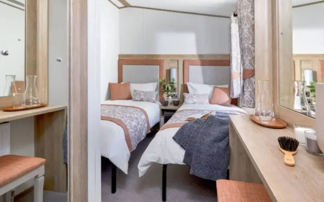 Captivating Bluebell Lodge 2-bed Cotswolds Caravan