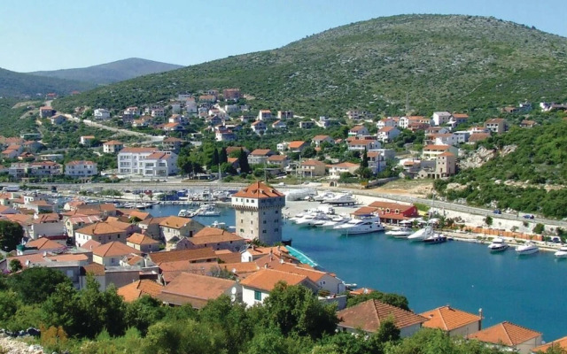 Stunning Home in Marina With Wifi and 2 Bedrooms