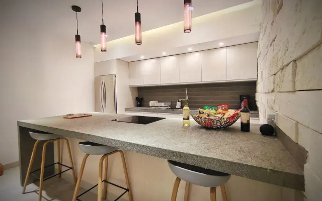 1st Luxury Warehouse