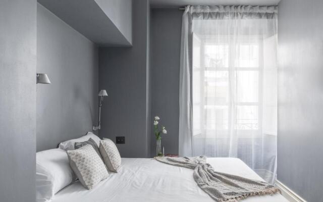 A Sparkle of Red in Trastevere