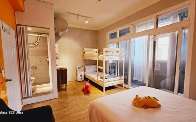 Taoyuan Airport Rory Harbor Hostel