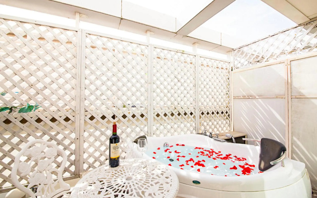 V Hotel - Adults Only