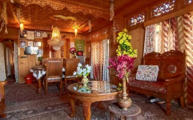 Houseboat New Suzan
