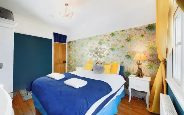 Unique 2 bed Leigh-on-sea- With Real Piano