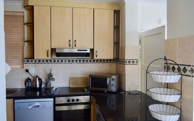2 Bedroom Apartment Nestled Under Devil's Peak