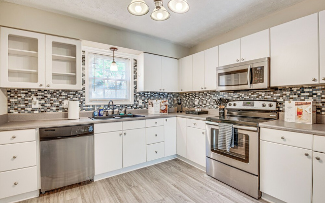 Welcoming Townhome: 1/2 Mi to Downtown Smyrna