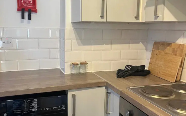 Cosy 2-bed Home - Central Location - Train Station