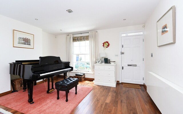Stylish 2BR Home in Notting Hill